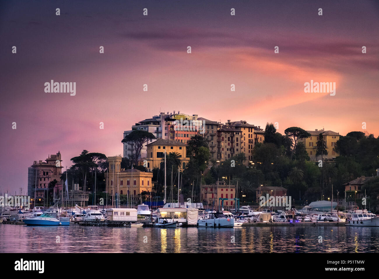 Italia del Norte Mar Pueblo Atardecer cielo púrpura vignette - Rapallo - Génova - Riviera Italiana . Foto de stock
