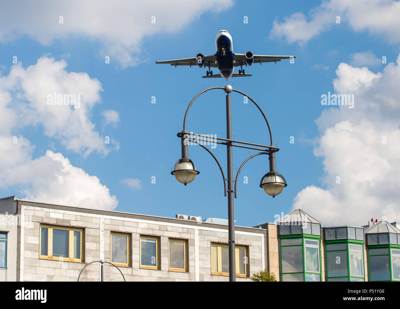 Un avión de pasajeros en la aproximación al aeropuerto Tegel. Foto de stock