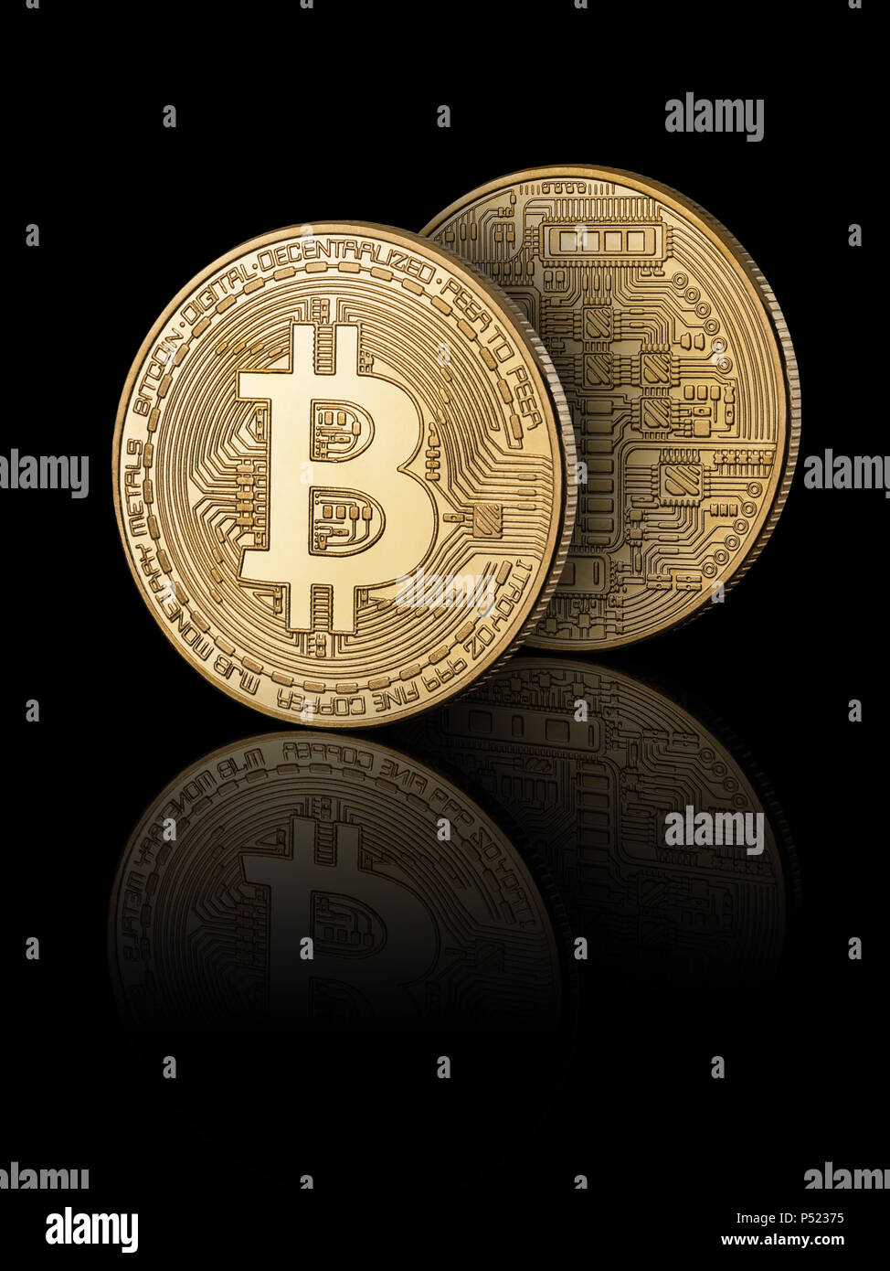 Bitcoin sobre fondo negro con la reflexión. Anverso y el reverso Foto de stock
