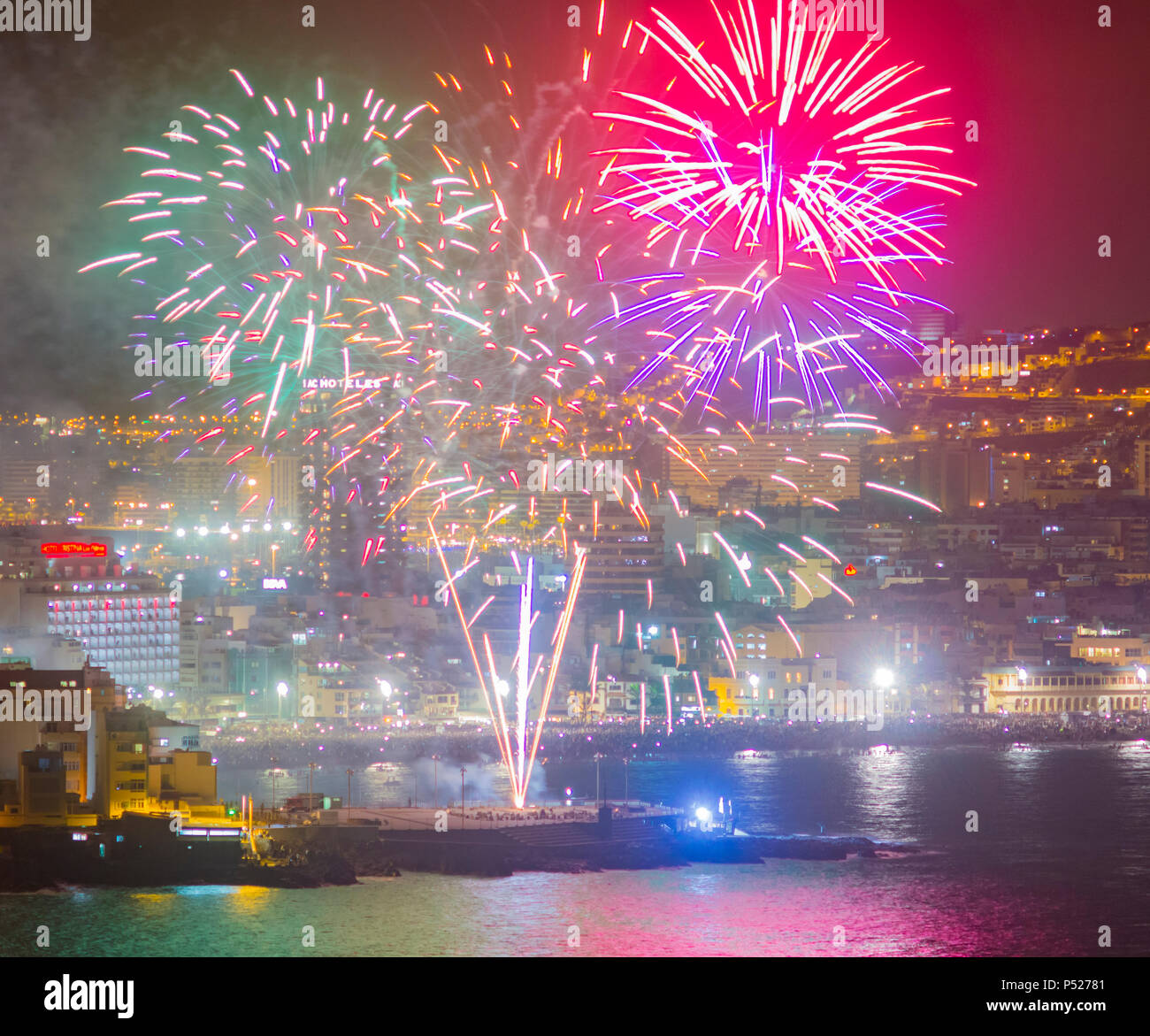 Las Palmas de Gran Canaria, Islas Canarias, España 24 de junio de 2018. Más  de 100.000 personas se reúnen en la playa de la ciudad para ver la  medianoche fuegos artificiales de