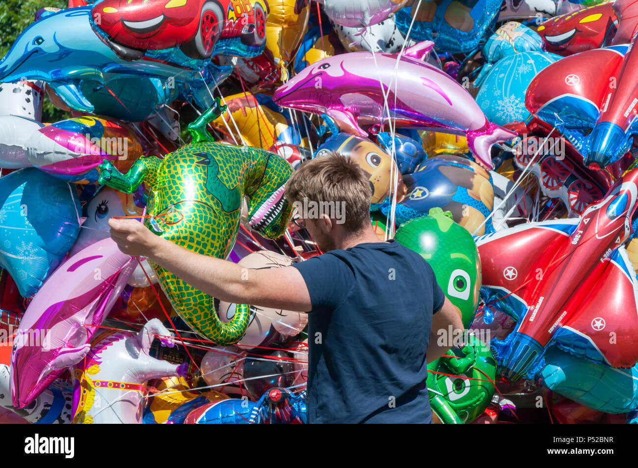 Glasgow, Escocia, Reino Unido. 24 de junio de 2018. Un vendedor de globos  de helio en Glasgow Mela, un festival anual de música multicultural  celebrado en parque Kelvingrove. Los actores de este