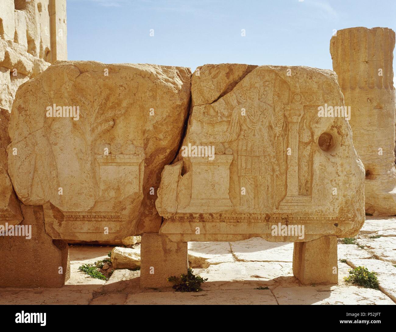 ARTE ROMANO. Sudán. Aliviar donde se representanuna anu escena religiosa: 'OFRENDANTE REALIZANDO UN CULTO AL DIOS SUPREMO DE LOS PALMIRINOS, BEL'. TEMPLO DE BEL. PALMIRA. Foto de stock