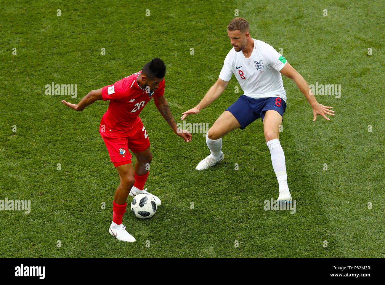 Panameño Aníbal Godoy (izquierda) y del de Inglaterra Jordan Henderson  batalla por la pelota durante el grupo G de la Copa Mundial de la FIFA  disputado en el estadio de Nizhny Novgorod