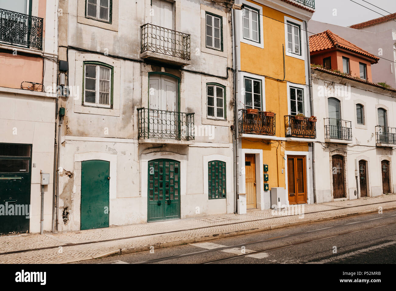 Arquitectura tradicional europeo. Hermosas casas antiguas en la calle en Lisboa en Portugal Foto de stock