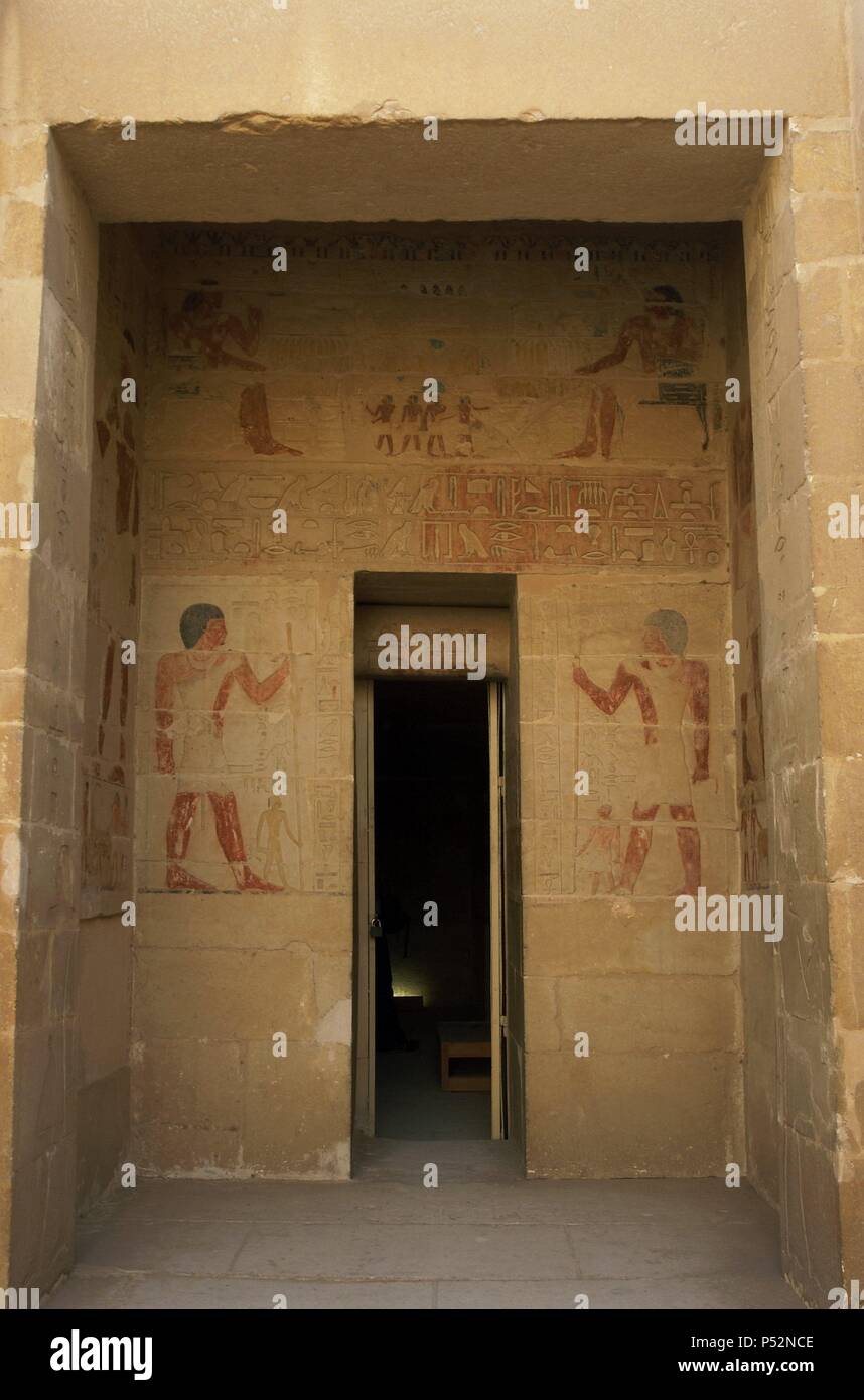 Mastaba de Nhnumhotep y Niankhkhnum. Royal siervos en el palacio del faraón  Niuserre. Entrada con relieve representando los muertos de ambos lados de  la puerta. Saqqara. Egipto Fotografía de stock - Alamy