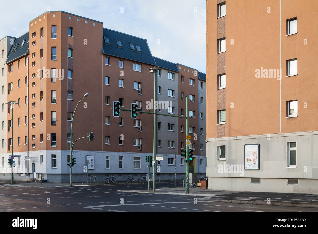 Berlín, Alemania, la edificación residencial en la esquina Stralauer Allee en Berlin-Friedrichshain Bossestrasse Foto de stock