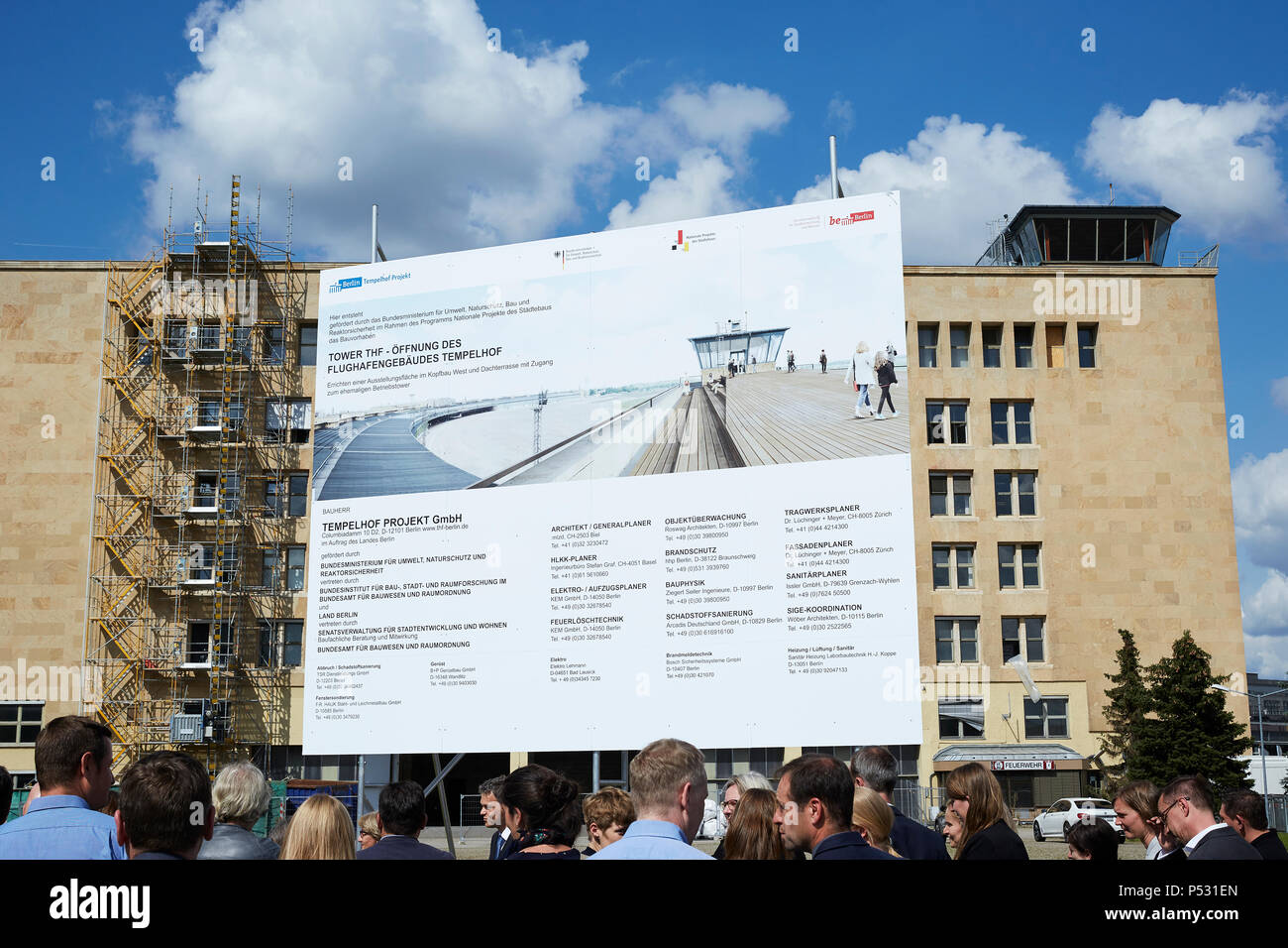 Berlín, Alemania - Presentación de la información sobre el proyecto de construcción del panel de apertura del aeropuerto de Tempelhof - Torre de THF Foto de stock