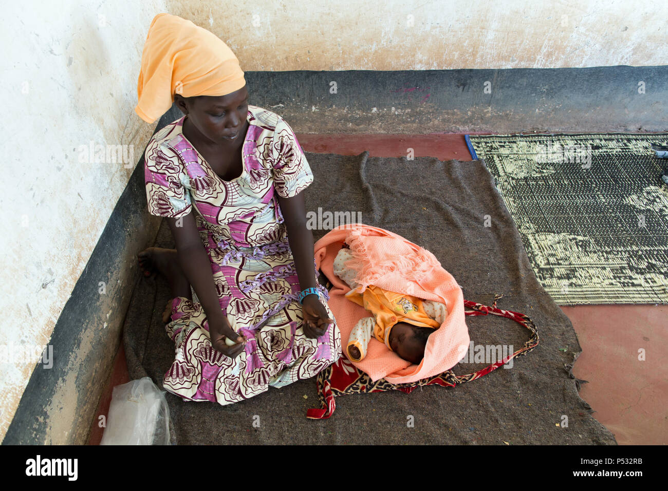 Kakuma, Kenya - la madre y el niño en el parto materno Johanniter Ward de la ayuda extranjera en el campamento de refugiados de Kakuma. Foto de stock