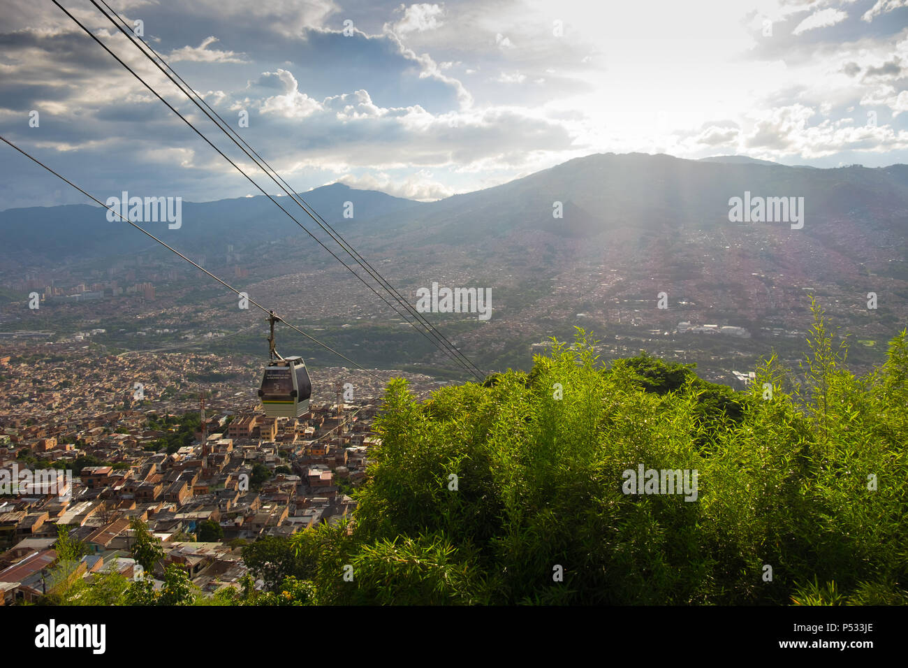 Vista panorámica de Medellín, Colombia y del Metro cable de Santo Domingo Foto de stock