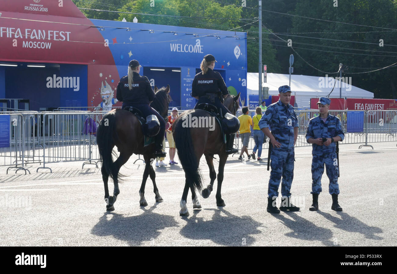 La policía montada en Moscú Foto de stock