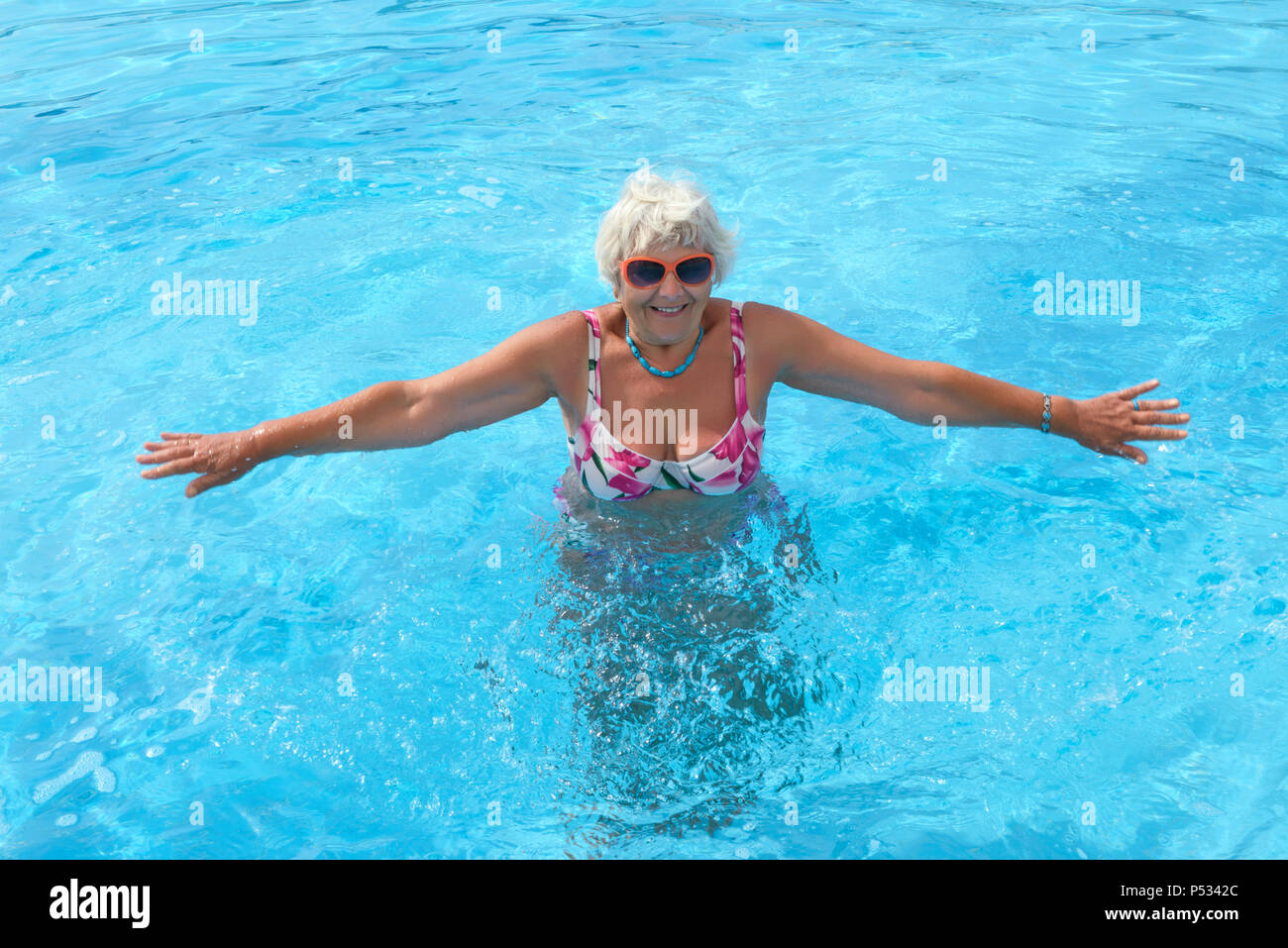 agradó al hombre musulmán en las gafas de sol relajándose en la piscina con  un cóctel refrescante Fotografía de stock - Alamy