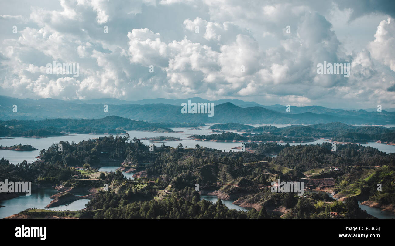 Vista desde la Piedra roca en la Laguna de Guatapé, un lago artificial y las islas que se ha