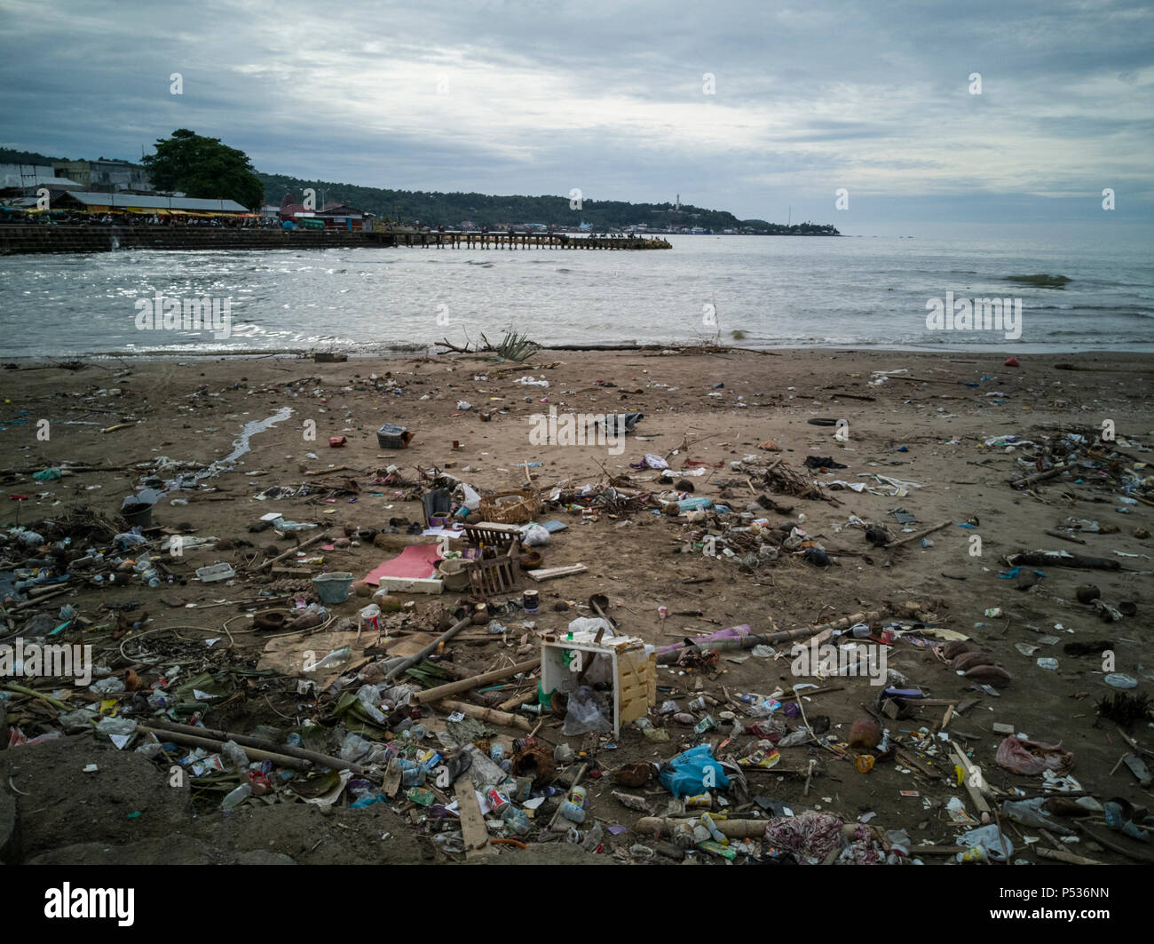 Bolsas de plástico, botellas y otros residuos contaminantes en la playa en  la isla de Sumatra, Indonesia Fotografía de stock - Alamy