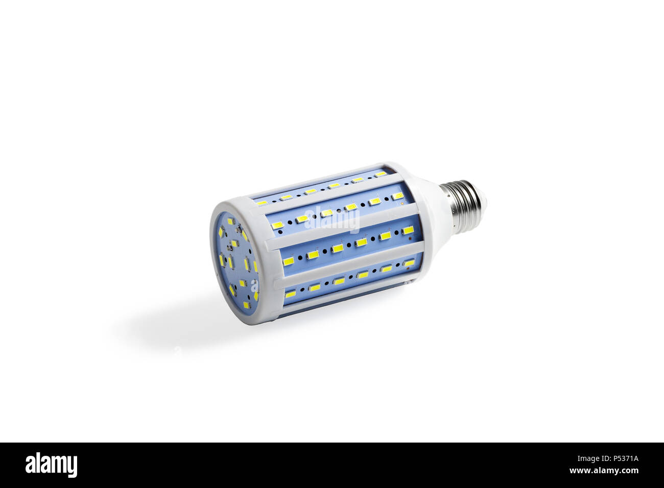 LED lámpara de maíz. Close-up. Aislado sobre fondo blanco. Foto de stock