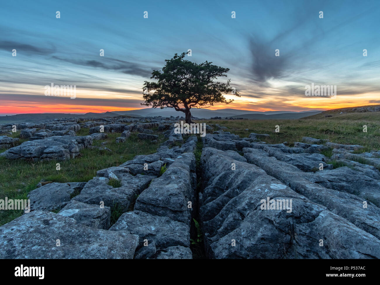Increíble post-luz del atardecer en la esplendorosa Winskill Piedras en Yorkshire Dales National Park Foto de stock