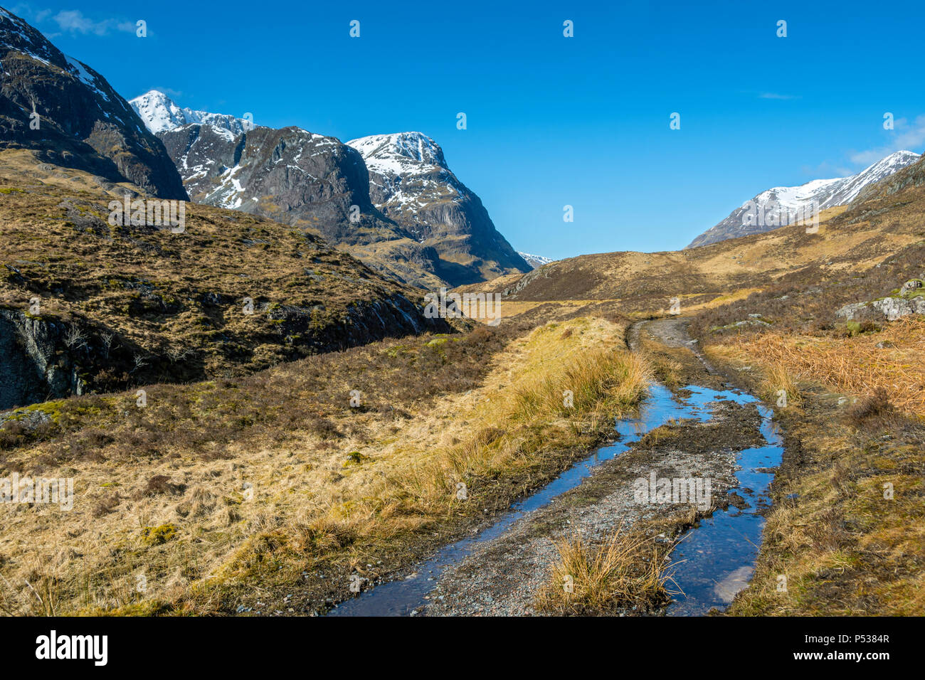 El Bidean nam Bian rango (a la izquierda) de la antigua carretera militar, Glencoe, Altiplano, Scotland, Reino Unido Foto de stock