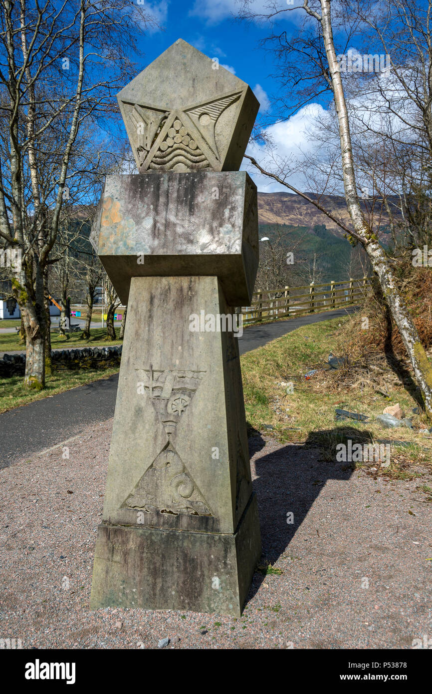 Obelisco de piedra arenisca, una escultura por Francis Pelly de Orkney, en la cantera de pizarra en Ballachulish, cerca de Glencoe, región de tierras altas, Escocia, Reino Unido Foto de stock