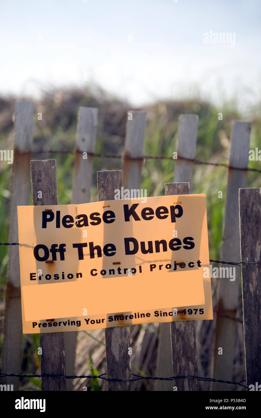 Mantener el control de la erosión de las dunas firmar Montauk, Nueva York Foto de stock