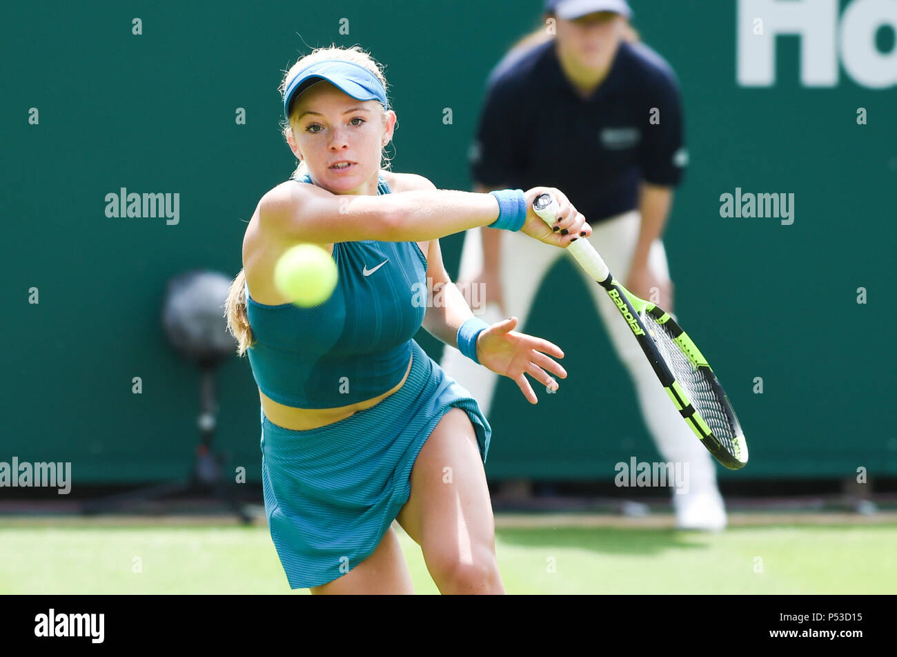 Katie Swan de Gran Bretaña juega un disparo en su primera ronda partido contra Danielle Collins de EE.UU. durante el torneo de tenis internacional Nature Valley en Devonshire Park en Eastbourne East Sussex, Reino Unido. El 24 de junio de 2018 Foto de stock