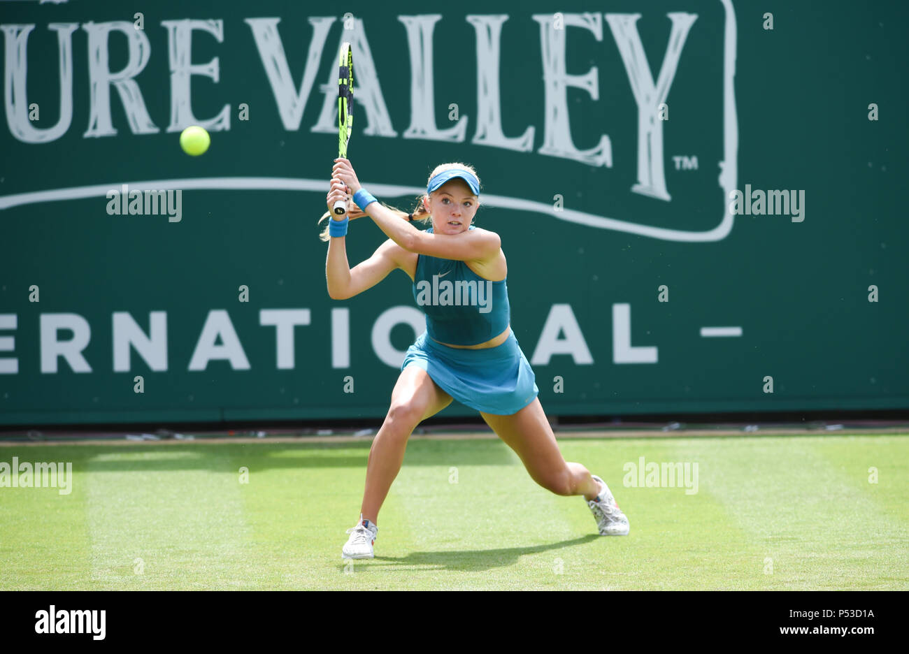 Katie Swan de Gran Bretaña juega un disparo en su primera ronda partido contra Danielle Collins de EE.UU. durante el torneo de tenis internacional Nature Valley en Devonshire Park en Eastbourne East Sussex, Reino Unido. El 24 de junio de 2018 Foto de stock