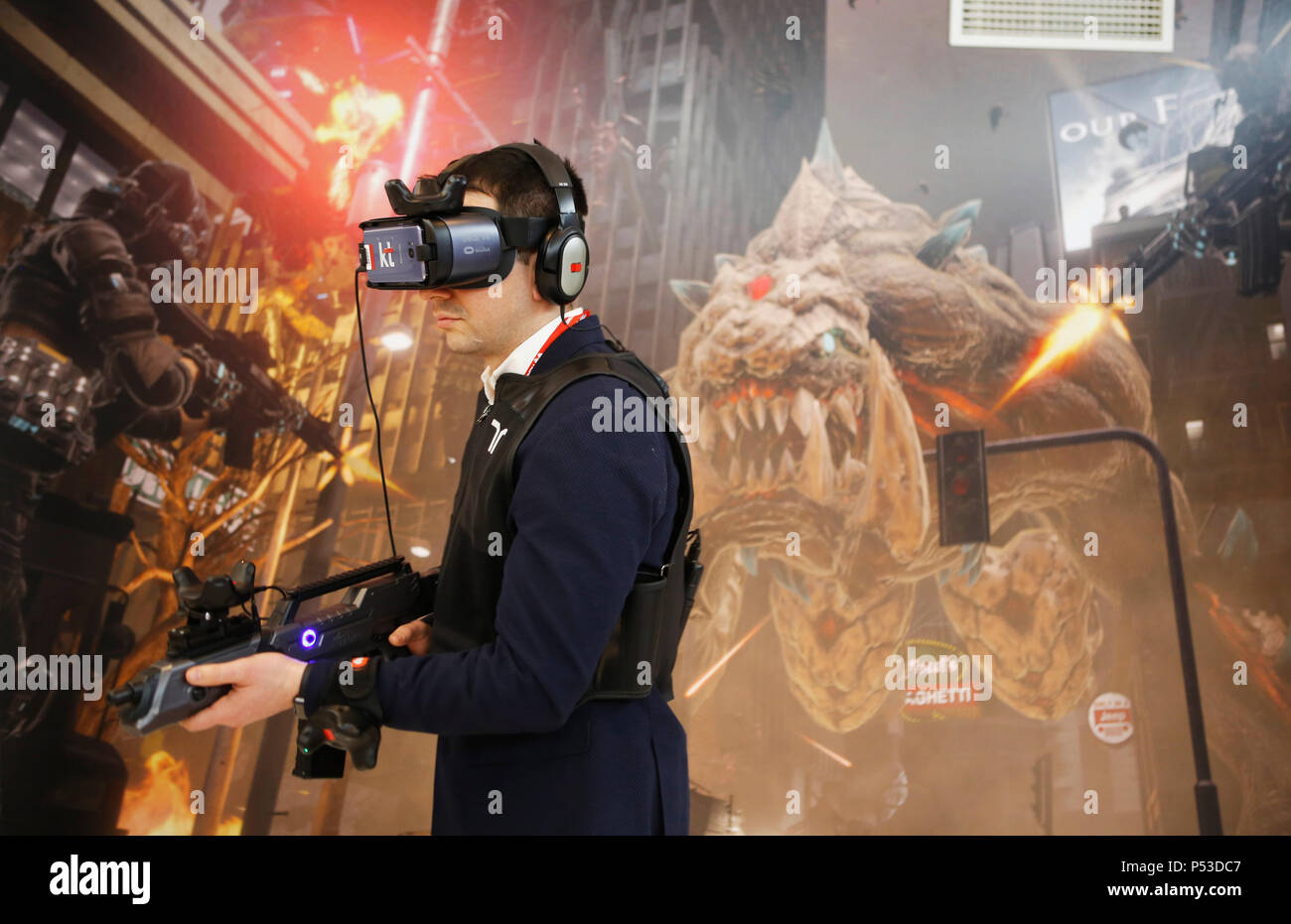 Barcelona,   España - El hombre está probando un juego de ordenador de realidad virtual en el Mobile World Congress MWC en Barcelona Foto de stock