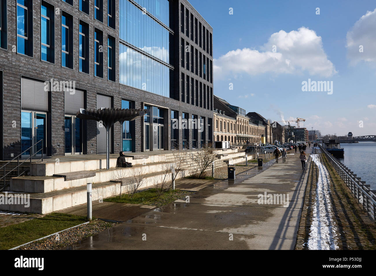 Berlín, Alemania - El edificio administrativo de VIMN Germany GmbH y otros edificios comerciales en las orillas del río Spree en Berlin-Friedrichshain. Foto de stock