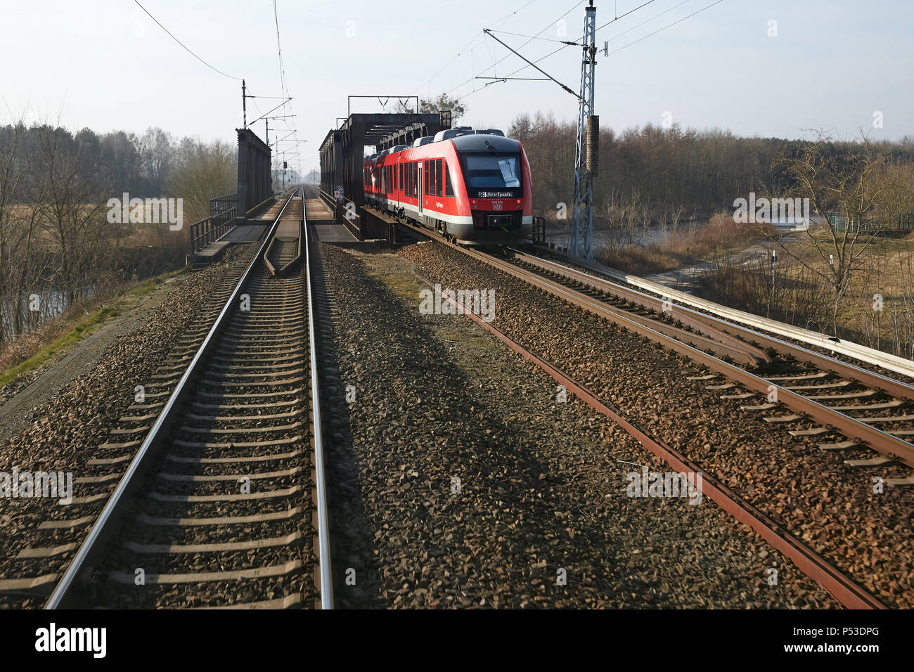 Schoenwalde, Brandenburgo, Alemania - Vista desde el asiento del conductor de un tren regional en un tren de dos carriles con el puente ferroviario sobre el canal de Havel. Foto de stock