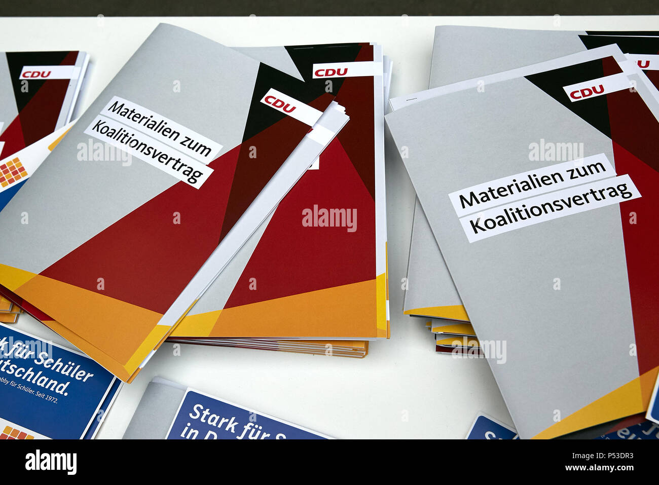 Berlin, Alemania - carpetas con documentos sobre el acuerdo de la coalición están en el congreso del partido CDU. Foto de stock