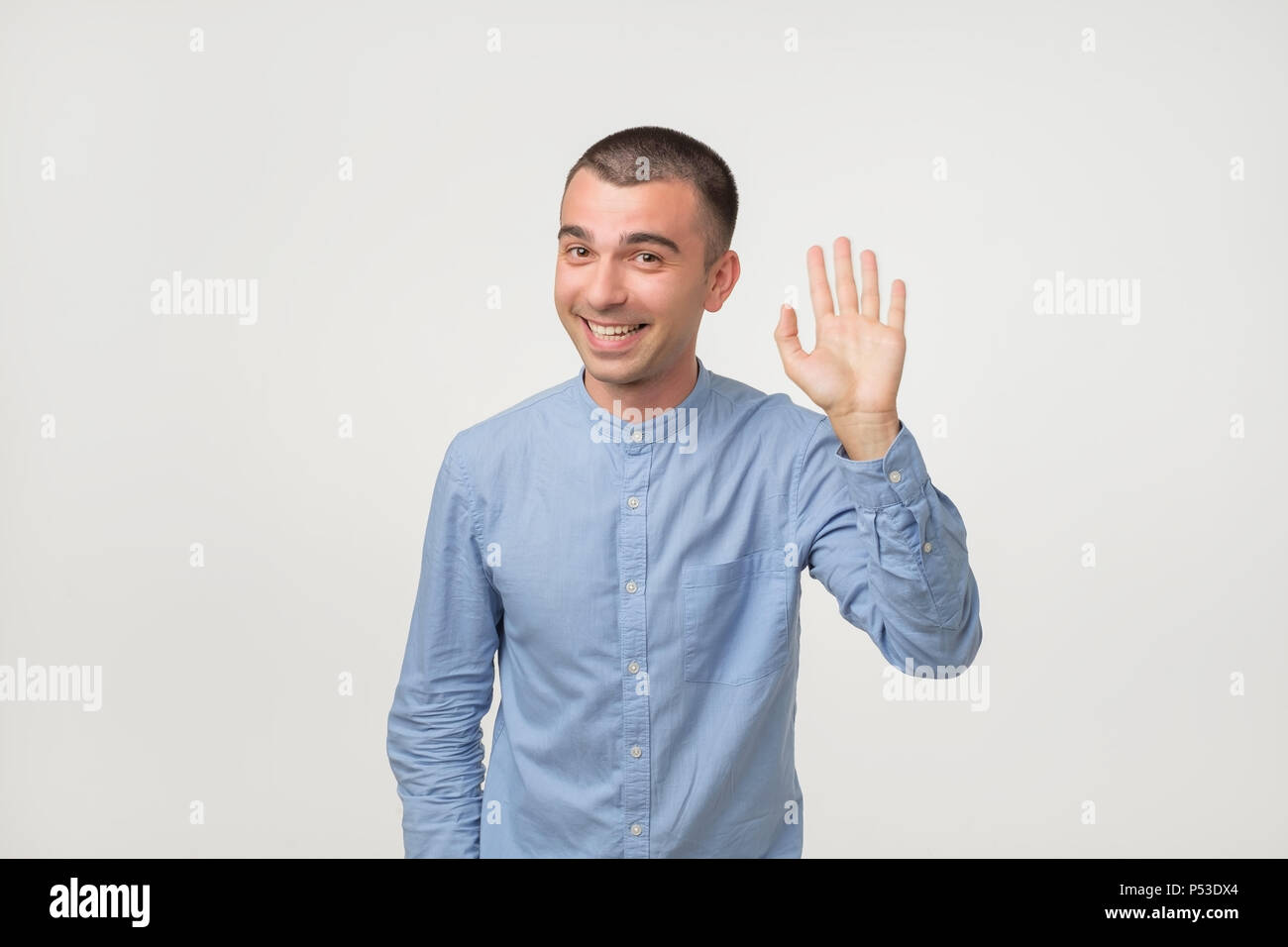 Welcome Home Sign Fotos e Imágenes de stock Alamy Altos Hombre con camisa azul y palo diciendo hola, agitando