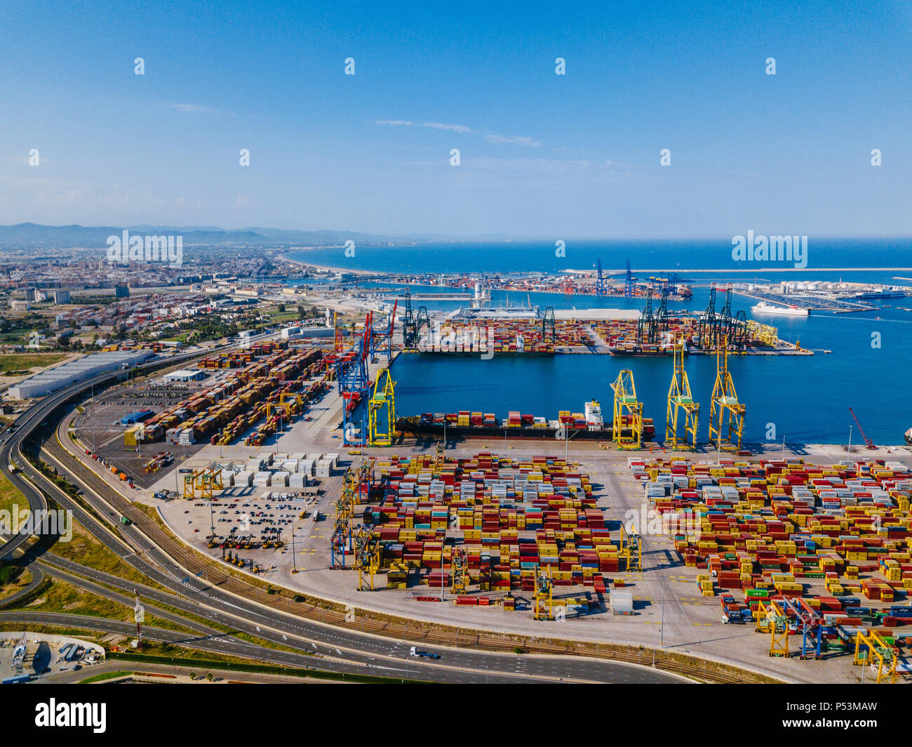 Vista aérea del puerto comercial de Valencia. Terminal de contenedores y el  buque durante la carga Fotografía de stock - Alamy