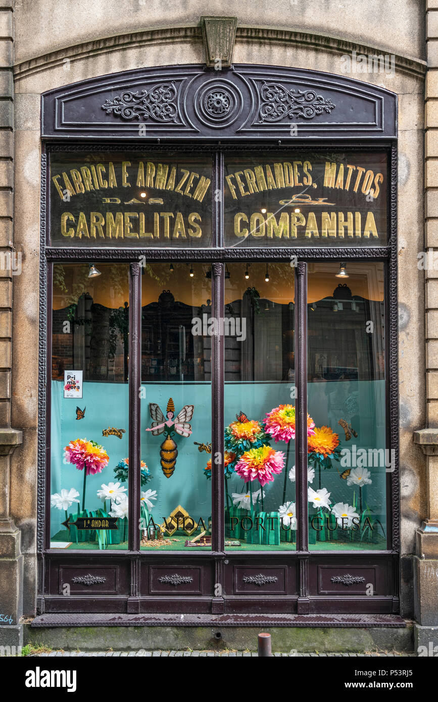 Los escaparates de las tiendas, una vida portuguesa, tienda de regalos para el clásico de los productos portugueses, Porto, Portugal Foto de stock