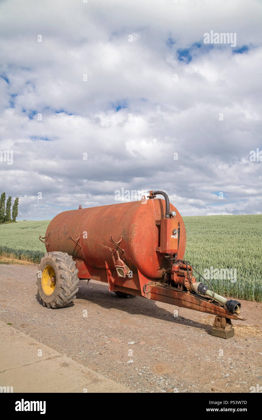 Farm courtyard fotografías e imágenes de alta resolución Alamy