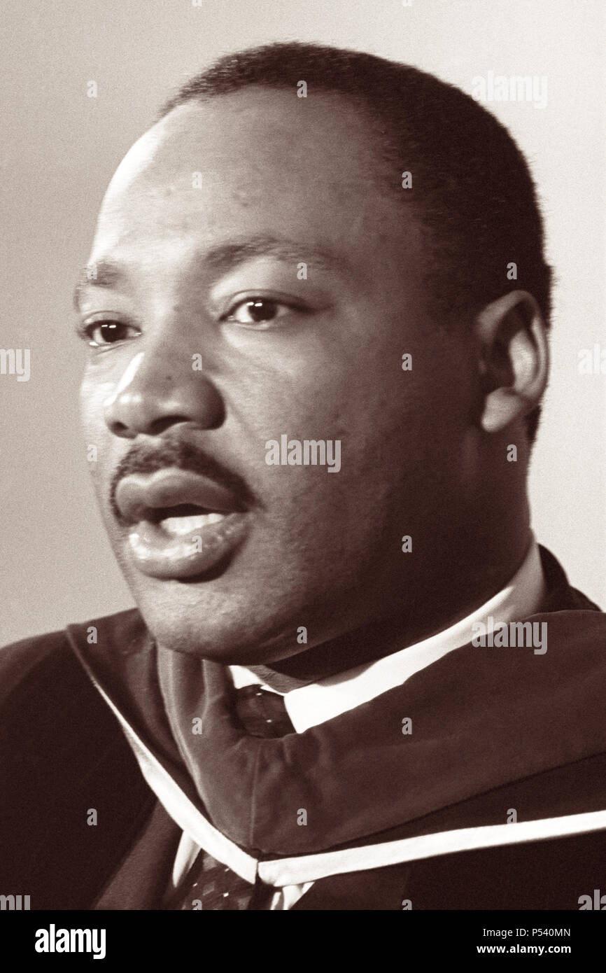 El Dr. Martin Luther King, Jr., hablando en una conferencia de prensa en la Universidad de Howard en Washington, D.C., el 2 de marzo de 1965. Foto de stock