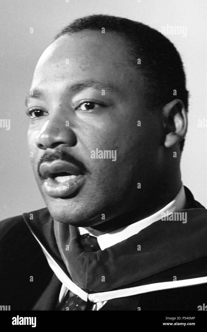 El Dr. Martin Luther King, Jr., hablando en una conferencia de prensa en la Universidad de Howard en Washington, D.C., el 2 de marzo de 1965. Foto de stock