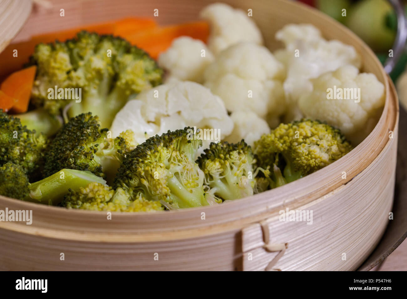 Verduras al vapor: brócoli, coliflor y zanahorias en una vaporera de bambú  Fotografía de stock - Alamy