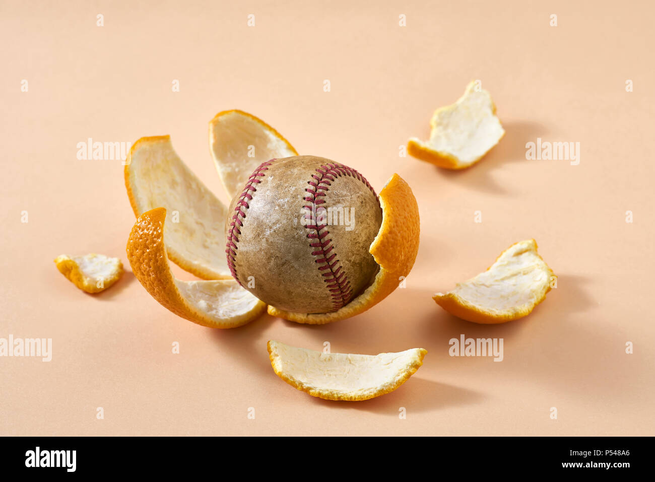Bola de béisbol radica en cortezas de cítricos Foto de stock