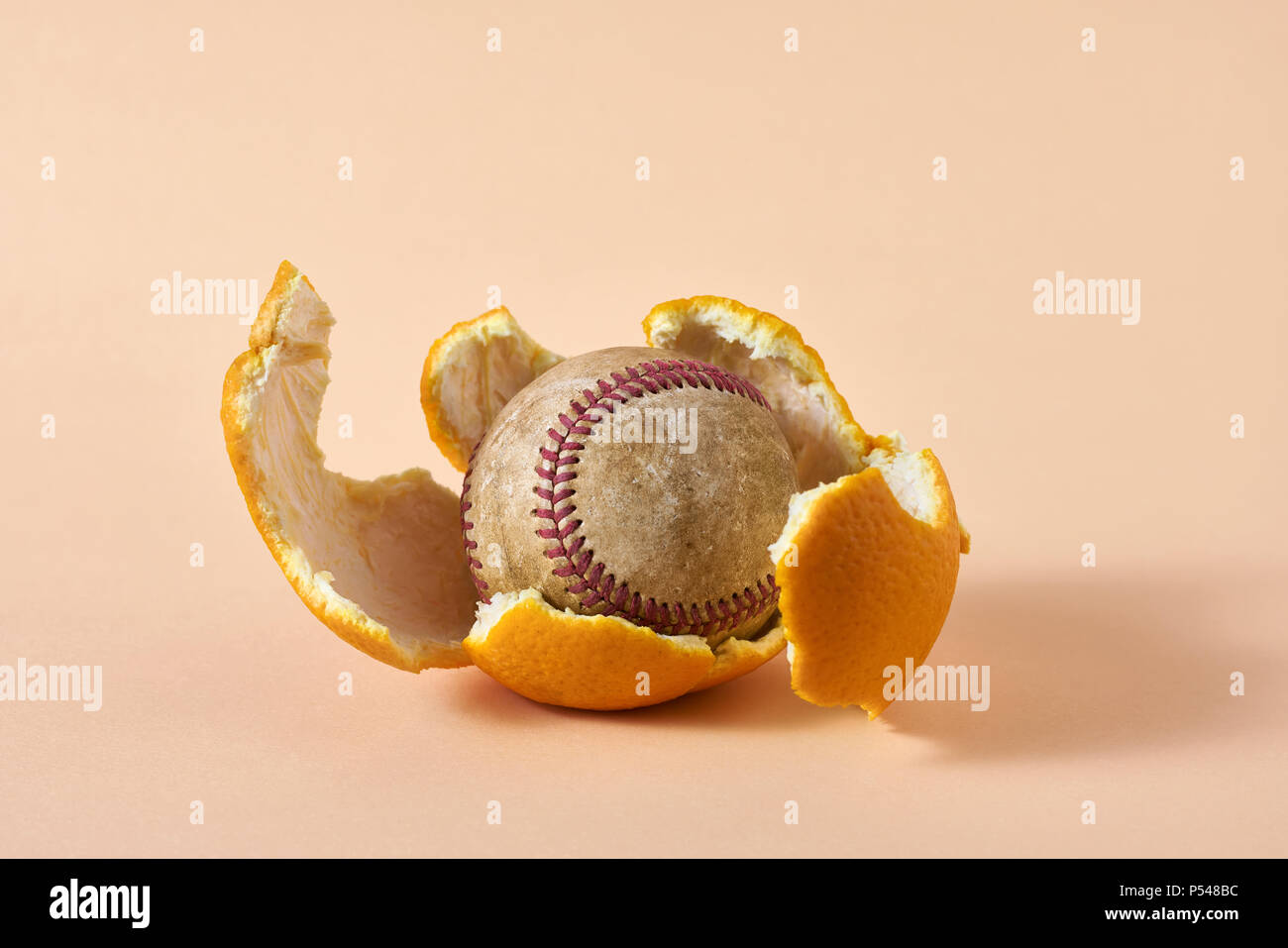 Bola de béisbol radica en cortezas de cítricos Foto de stock