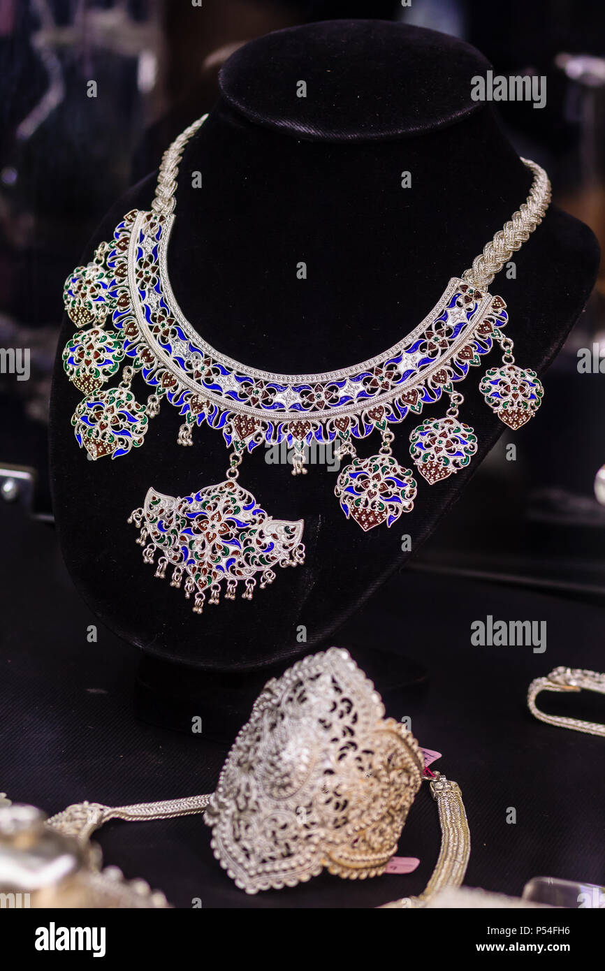Hermosa antiguas joyas de plata genuina tailandesa, retro grabados  platería, hermosas joyas de plata genuina artesanía de Tailandia Fotografía  de stock - Alamy