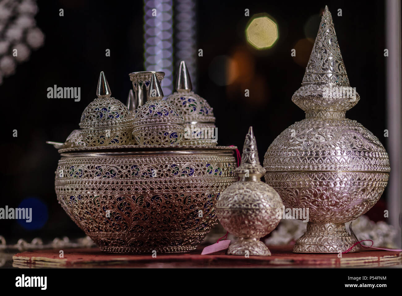 Hermosa antiguas joyas de plata genuina tailandesa, retro grabados platería,  hermosas joyas de plata genuina artesanía de Tailandia Fotografía de stock  - Alamy