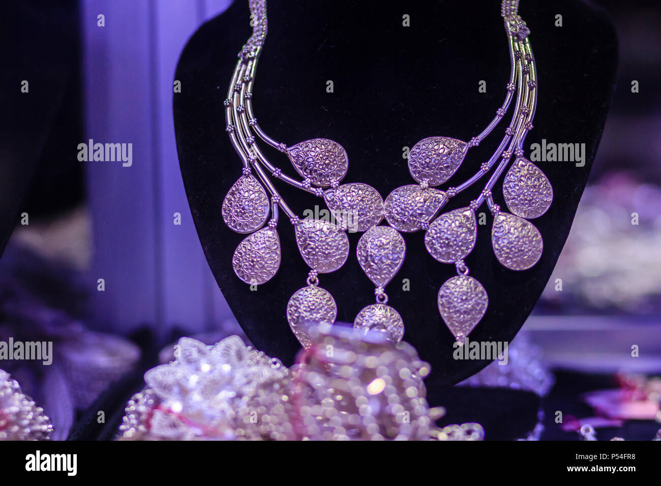 Hermosa antiguas joyas de plata genuina tailandesa, retro grabados platería,  hermosas joyas de plata genuina artesanía de Tailandia Fotografía de stock  - Alamy