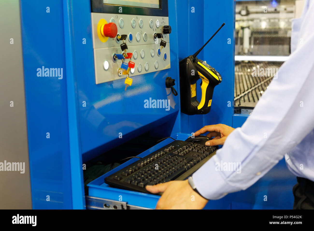 Trabajar con el operador de la máquina de corte láser industrial a través  de la interface CNC. El enfoque selectivo Fotografía de stock - Alamy