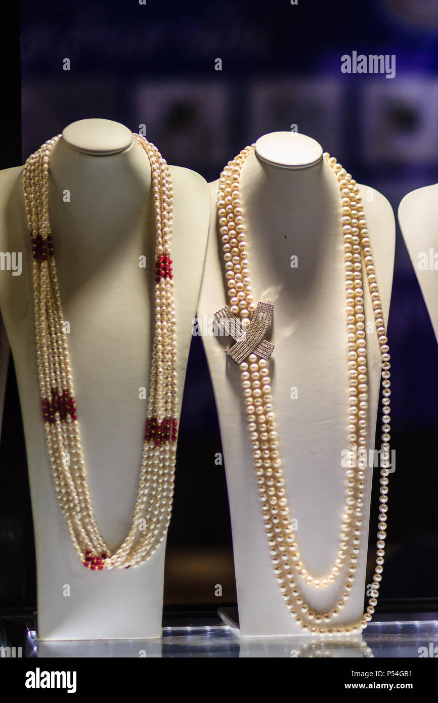 Largos hermosos collares de perlas se muestran en una joyería. Luz pobre  con ruido de disparo de grano Fotografía de stock - Alamy