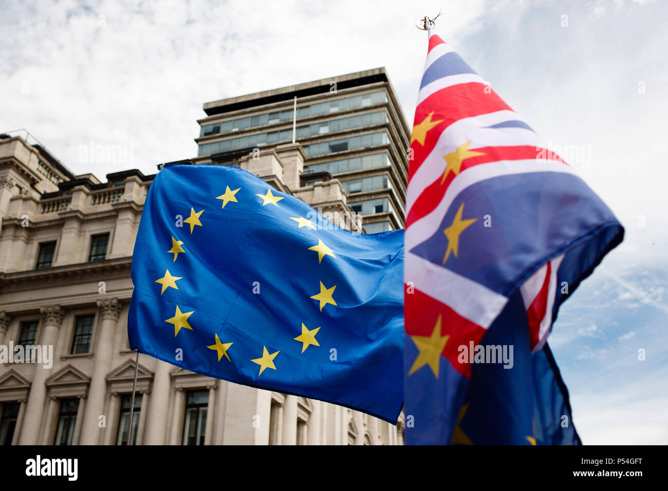 Una bandera de la UE y el conjunto de la UE/UK bandera volar sobrecarga en Pall Mall como pro-UE manifestantes en sus decenas de miles de personas se congregan para el 'Marco para un voto popular' en el centro de Londres. La marcha fue organizada por activistas para llamar a los términos de la británica eventual Brexit deal para ser presentado ante el pueblo británico en forma de una votación pública. Exactamente han transcurrido ya dos años desde que Gran Bretaña divide profundamente referéndum sobre la adhesión a la UE, con el país debe salir de la unión en Marzo de 2019. Foto de stock