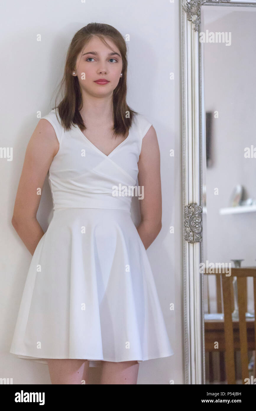 Hermosa y muy linda niña vestida para su noveno año de graduación, cena y fiesta de baile Fotografía de stock -