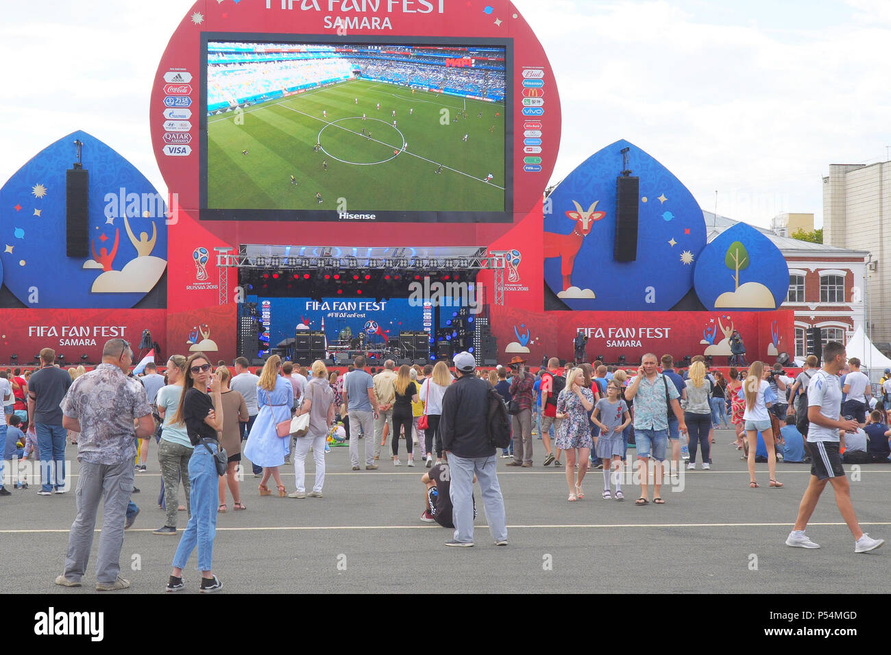 Los aficionados al fútbol Ver transmisión en vivo del partido en la zona fans la Copa Mundial de la FIFA 2018 Samara Fotografía de stock - Alamy