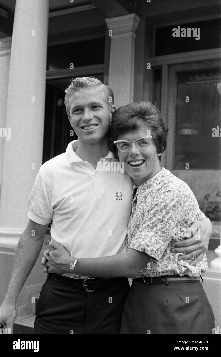 Billie Jean King y su esposo Larry antes de que salgan del País de Gales,  donde Billie Jean juega en los Campeonatos de Tenis de galés. El 03 de  julio de 1966