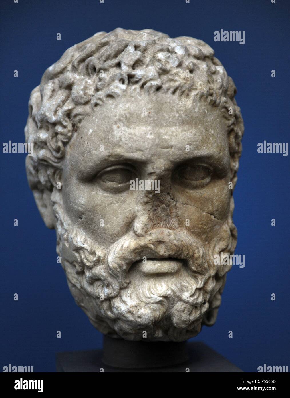 Heracles. Equivalente romano, Hércules. Héroe divino en la mitología griega. Cabeza. Mármol. La escultura romana. El siglo I DC. De Tusculum, Italia. Ny Carlsberg Glyptotek. Copenhague, Dinamarca. Foto de stock