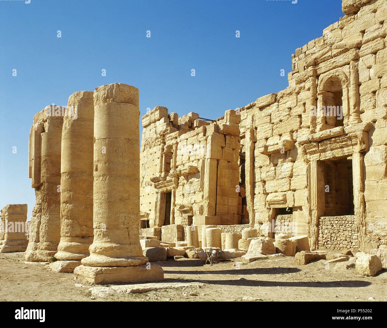 ARTE ROMANO. Sudán. PALMIRA. Antigua ciudad, documentada ya en el II milenio. Vivió su periodo de máximo esplendor comercial bajo dominación romana (s. I-III d. C.). Vista parciales de uno de los muros exteriores del templo de Baal SHAMMIN, dios de los cielos. Fechachado en el siglo I d. C. (Oasis de Tadmor) . Foto de stock