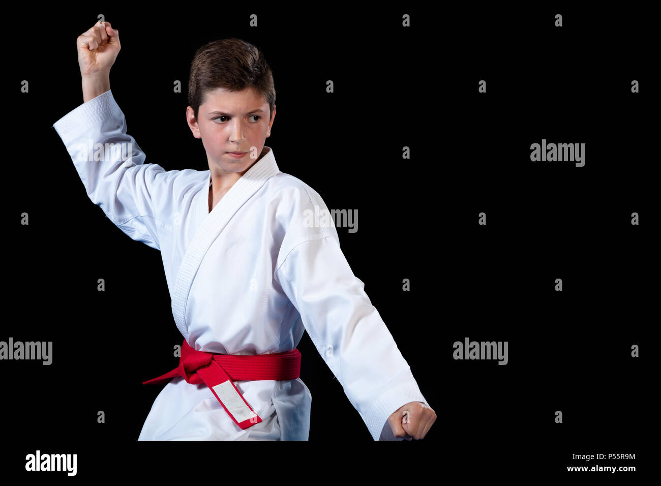amplio Contribuir ganar Joven vestida con un kimono de karate blanco con cinturón rojo Fotografía  de stock - Alamy