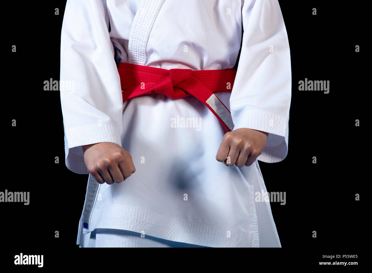 Aikido cinturón rojo sobre blanco kimono sobre fondo negro Fotografía de  stock - Alamy